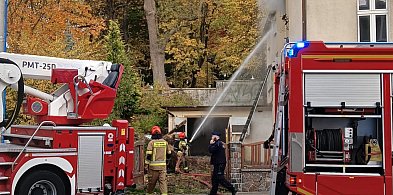 Pożar pustostanu przy ul. Jeziornej w Kartuzach. Jedna osoba ranna-72462