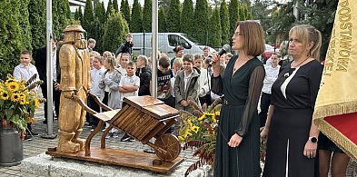 Goręczyno. Przed szkołą stanęła rzeźba Remusa, a w niej kapsuła czasu-72483