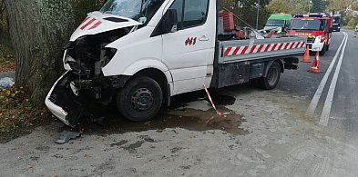 Leźno. Bus uderzył w drzewo. Dwie osoby poszkodowane-72846