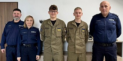 Maciej i Jakub pomogli zatrzymać przestępcę. Podziękował im szef policji-72948