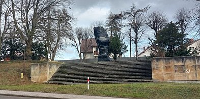 Żukowo. Ktoś podpalił pomnik Iwana. Policja szuka sprawców-73385