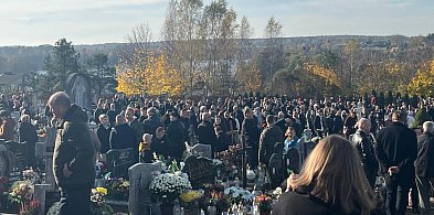 Gowidlino. W Dzień Wszystkich Świętych tłumnie odwiedzano cmentarz-73409