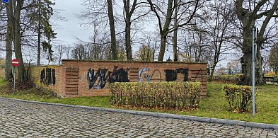 Kartuzy. Kibice pomazali zabytkowy mur przy cmentarzu. Są w rękach policji-73526