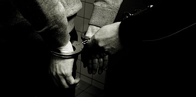 Poszukiwani w rękach policji. Jeden z nich oferował narkotyki nieletnim-73820