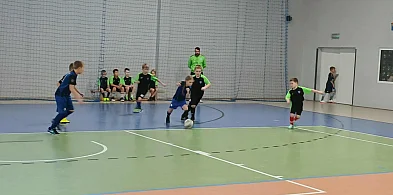 Turniej Piłki Nożnej Halowej. Zwycięstwo Amatora II Kiełpino-73976