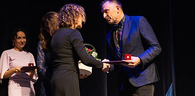 Pomagają i rozbudzają empatię. Srebrne Drzewko dla Jacka Miąskowskiego-74670