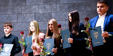 Chmielno. Najlepsi uczniowie, sportowcy i studenci odebrali stypendia-74721