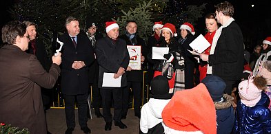 Sierakowicka choinka rozbłysła. Ale coś było nie tak...-74886