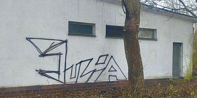 Kartuzy. 40-letni "Romeo" zatrzymany. Malował imię ukochanej na budynkach-74949