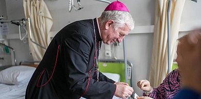 Biskup pelpliński z przedświąteczną wizytą w szpitalu i hospicjum-75357