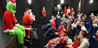 Mikołaj i Grinch zawitali do Kartuz - to niespodzianka dla rodzin zastępczych-75432