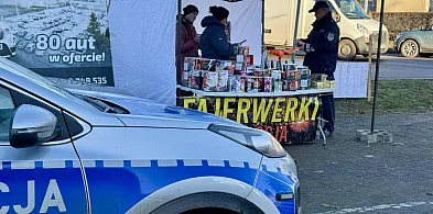 Sierakowice. Policjanci kontrolują punkty sprzedaży fajerwerków-75715