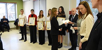 Halina Buchacz wręczyła nagrody najlepszym uczniom z jęz. kaszubskiego-75748