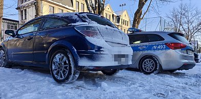 Policjanci zwrócili uwagę na zaśnieżony samochód. Kierowca ma kłopoty-75976
