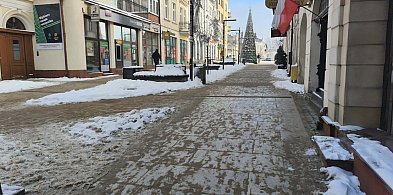 Kartuzy. Deptak wygląda nieciekawie, ale przynajmniej nie jest ślisko-76009