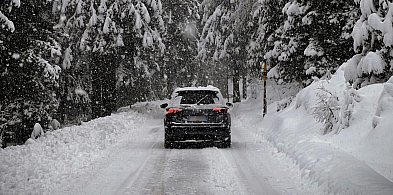 Utknąłeś w śniegu? Urząd Wojewódzki: te rzeczy w aucie mogą uratować sytuację-76084