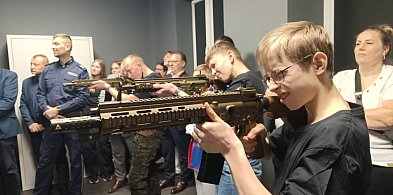 Pomieczyno. W szkole otwarto nowoczesną strzelnicę wirtualną-76489