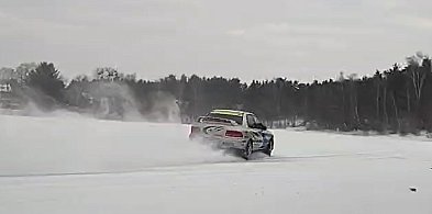 Borowo. Ostra jazda po zamarzniętym jeziorze. Czy tak można?