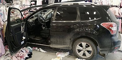 Banino. Wjechała samochodem do sklepu! Pomyliła gaz z hamulcem...