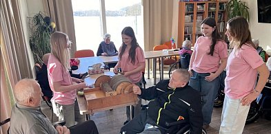 Wnuczki z wyboru - młodzież z Kartuz pomaga samotnym seniorom