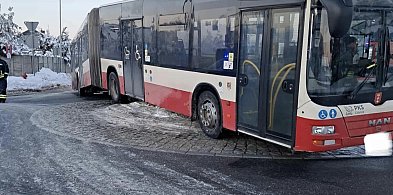 Banino. Autobus utknął na rondzie. Pomogli strażacy