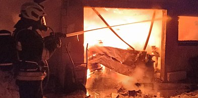 Skrzeszewo.  Pożar garażu. Uratowano sąsiednie zabudowania