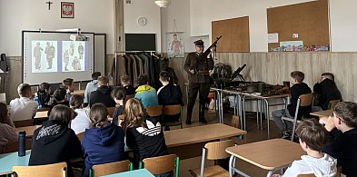 Historia, której można dotknąć. Rekonstruktorzy w szkołach gminy Somonino