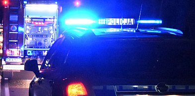 Złota Góra. Osobówka uderzyła w drzewo. Kierowca został poważnie ranny