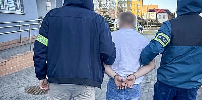 Sąd w Kartuzach wydał za nim list gończy. Ukrył się w... kanapie