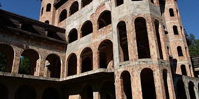 Zamek w Łapalicach wciąż przyciąga. Ale to niebezpieczne miejsce