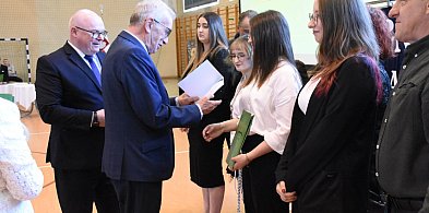 Tegoroczni maturzyści odebrali świadectwa. Niebawem egzaminy