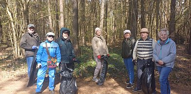 Banino. Seniorzy z Klubu "Borówkowa Przystań" posprzątali las