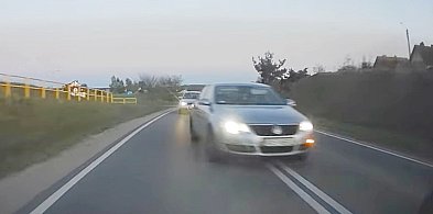 Kierowca volkswagena mocno ryzykował. Wyjątkowo niebezpieczne wyprzedzanie