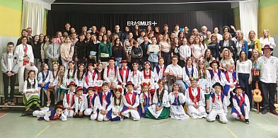 Goście z Portugalii, Serbii i Francji w szkole w Pomieczyńskiej Hucie