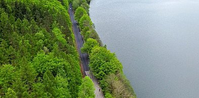 Trasa rowerowa Ostrzyce-Kolano już niemal gotowa. Wiedzie wzdłuż jeziora
