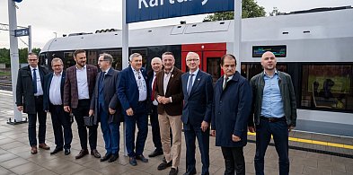 Poranny przejazd samorządowców pociągiem na trasie Somonino-Kartuzy