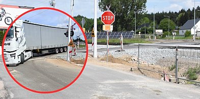 Leszno. Ciężarówki nie mieszczą się na skrzyżowaniu. Kto popełnił błąd?
