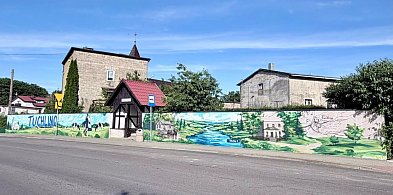 Centrum Tuchlina zdobi barwny mural. Nawiązuje do lokalnej kultury
