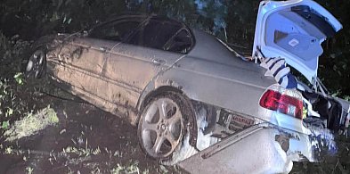 Karwacja. 18-latek w BMW zbyt szybką jazdę zakończył w rowie