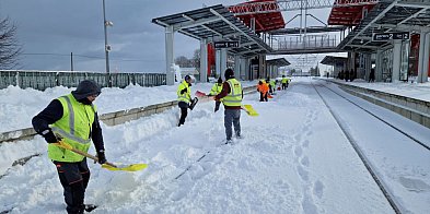 Utrudnienia na torach przez opady śniegu. "Zasypało" fr-76168