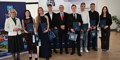Najlepsi sportowcy z powiatu kartuskiego otrzymali stypendia
