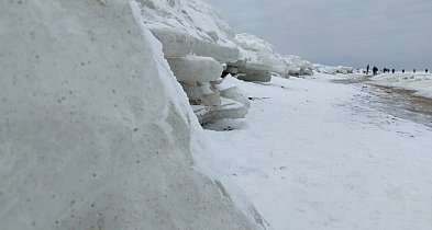 Szklane góry nad brzegiem morza – zimowy spacer w arktycznym wydaniu