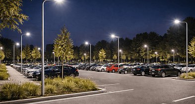 Oświetlenie uliczne i parkingowe – dlaczego technologia LED stała się standardem?