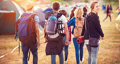 Wakacyjne festiwale pod chmurką. Tego nie zapomnij zabrać