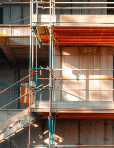 Rusztowania aluminiowe a bezpieczeństwo pracy na wysokości. Co warto wiedzieć?-75853