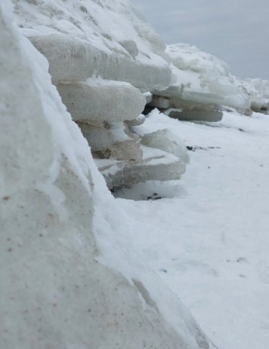 Szklane góry nad brzegiem morza – zimowy spacer w arktycznym wydaniu