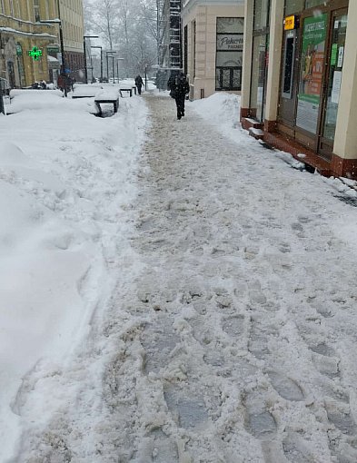 Opinia. Zima paraliżuje Kartuzy. "Mury" na chodnikach, parkingi pod śniegiem