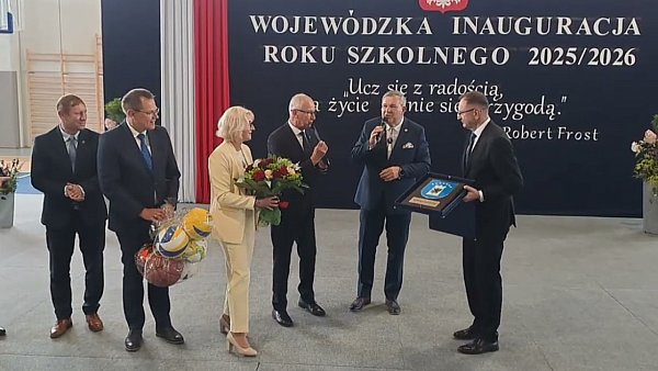 Wojewódzka inauguracja roku szkolnego. Otwarcie sali sportowej ze strzelnicą w SP nr 2 w Kartuzach 