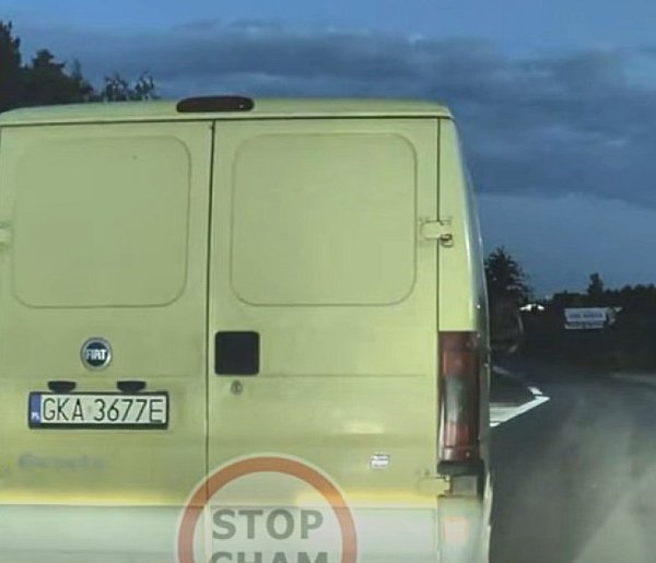 Agresywny kierowca w Stężycy. Blokował drogę, a potem było jeszcze gorzej-71581