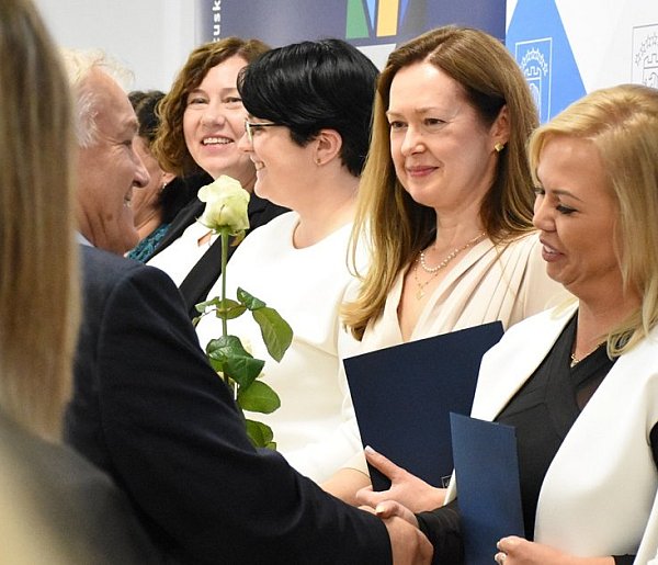 Powiat. Obchody Dnia Edukacji Narodowej. Pedagodzy odebrali nagrody-72357